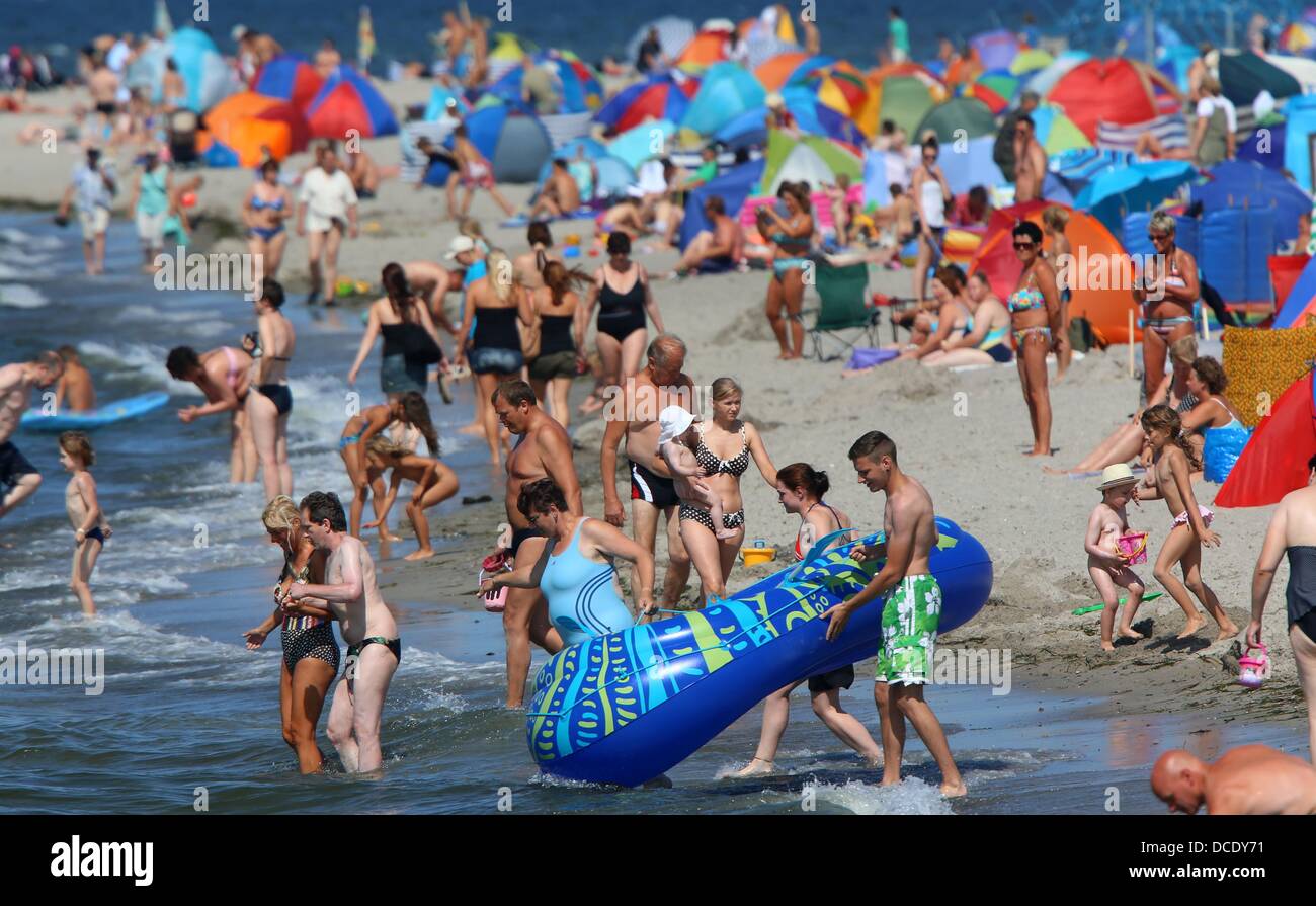 La gente visita alla spiaggia del Piccolo Mar Baltico isle of Peol nei pressi di Timmendorf, Germania, 06 agosto 2013. La gente sulla piccola isola si celebra il 850° anniversario del primo meniton dell'isola nella storia scritta di quest'anno. Foto: Jens Buettner Foto Stock