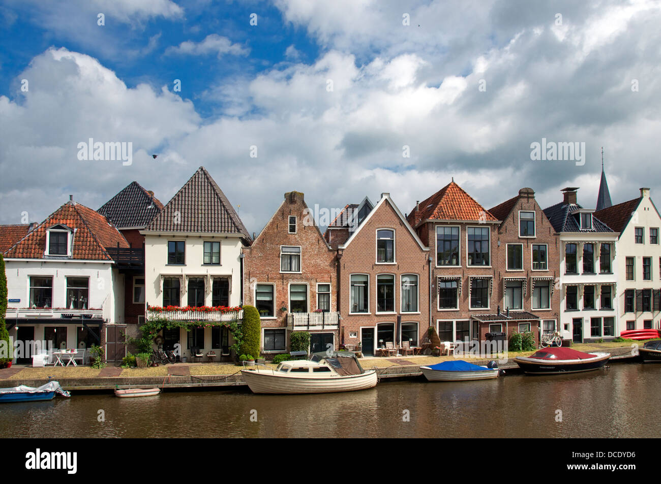 Fila di vecchie case di waterfront Dokkum Frisia Olanda Foto Stock