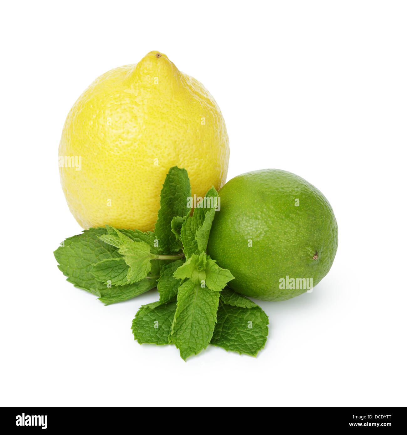 Limone e lime con foglie di menta, isolato su bianco Foto Stock