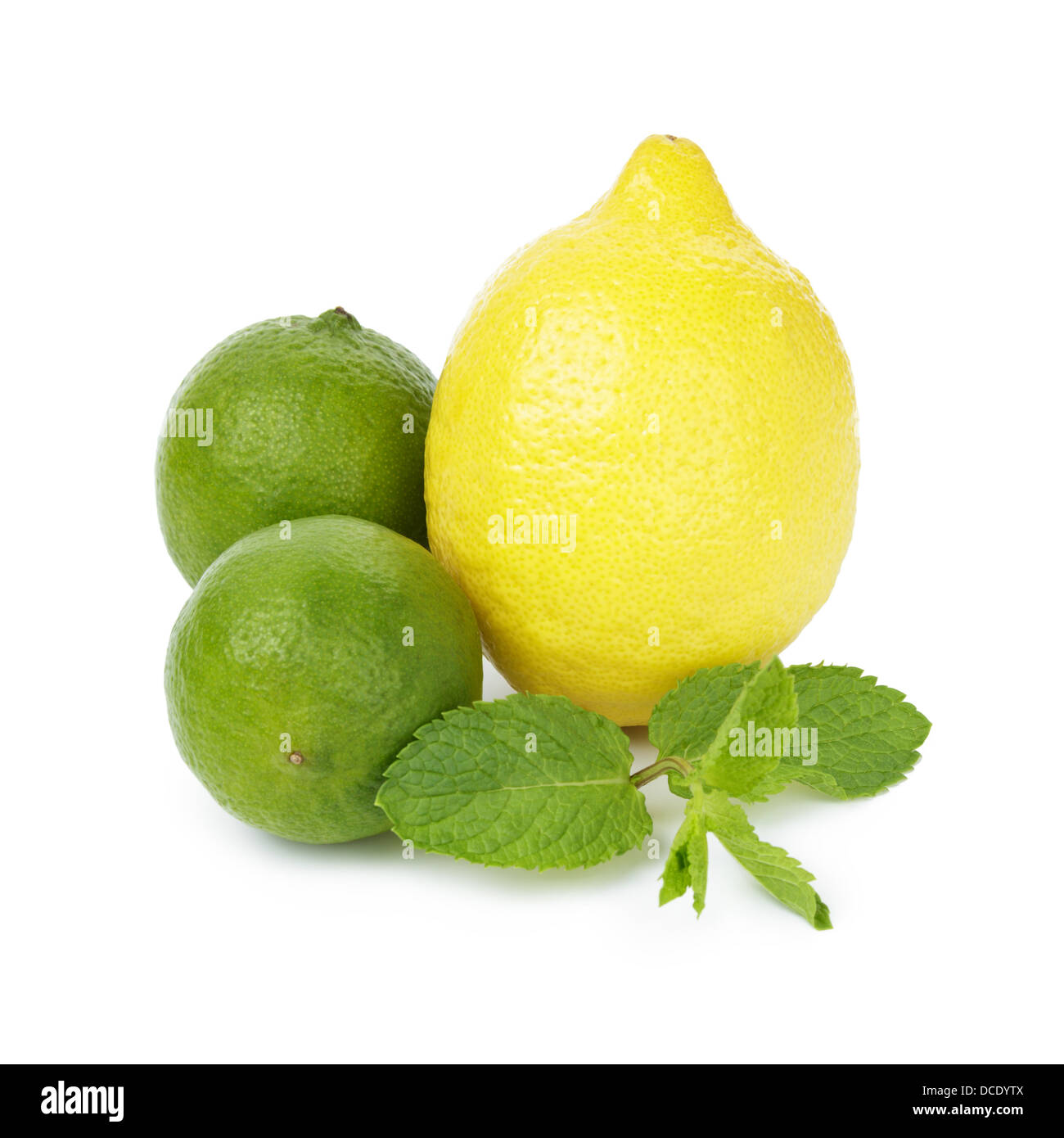 Limone e lime con foglie di menta, isolato su bianco Foto Stock