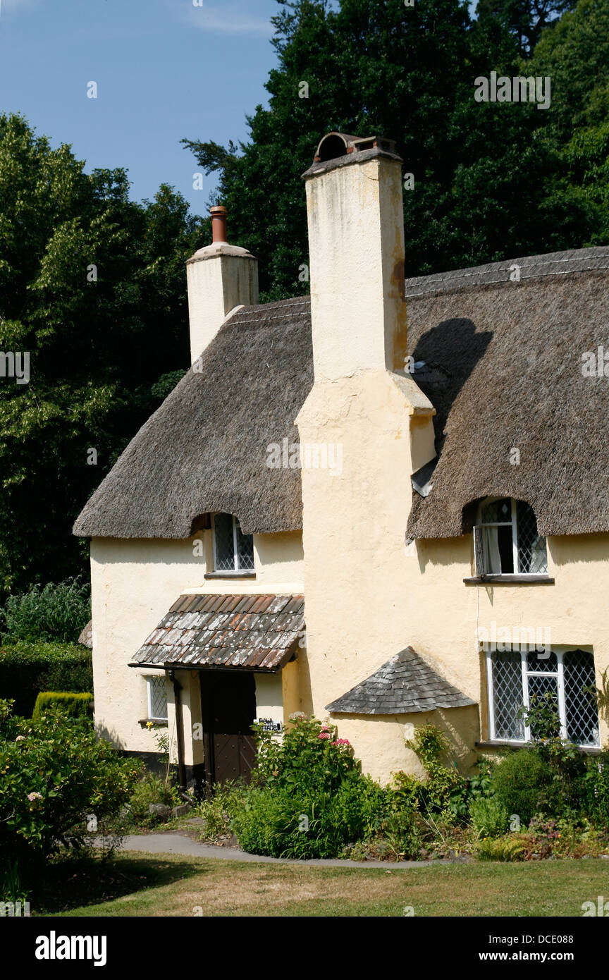 Cottage con il tetto di paglia NT Selworthy Somerset England Regno Unito Foto Stock