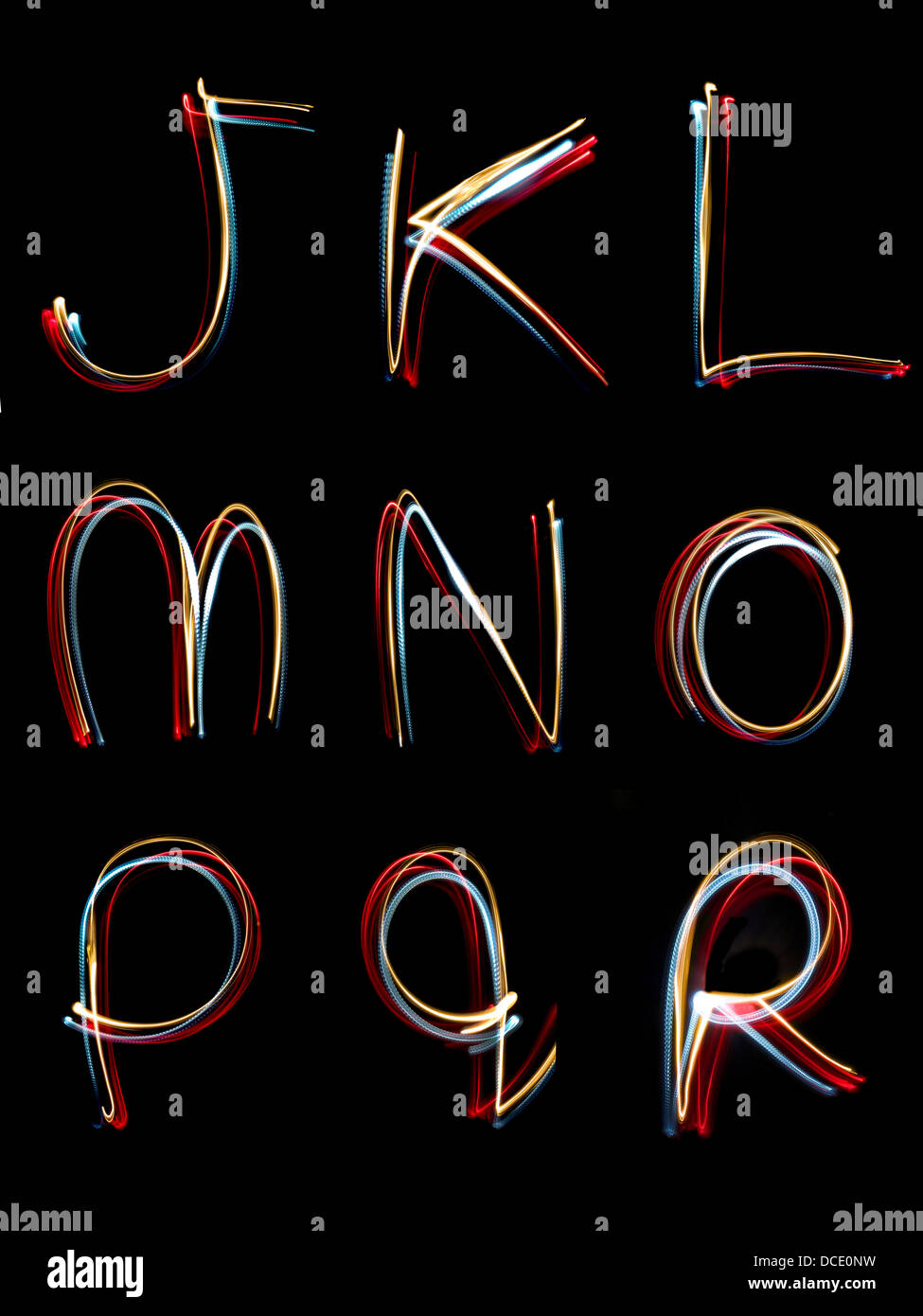 Le lettere j,k,l,m,n,o,p,q, r scritto al buio con le torce e laser Foto Stock