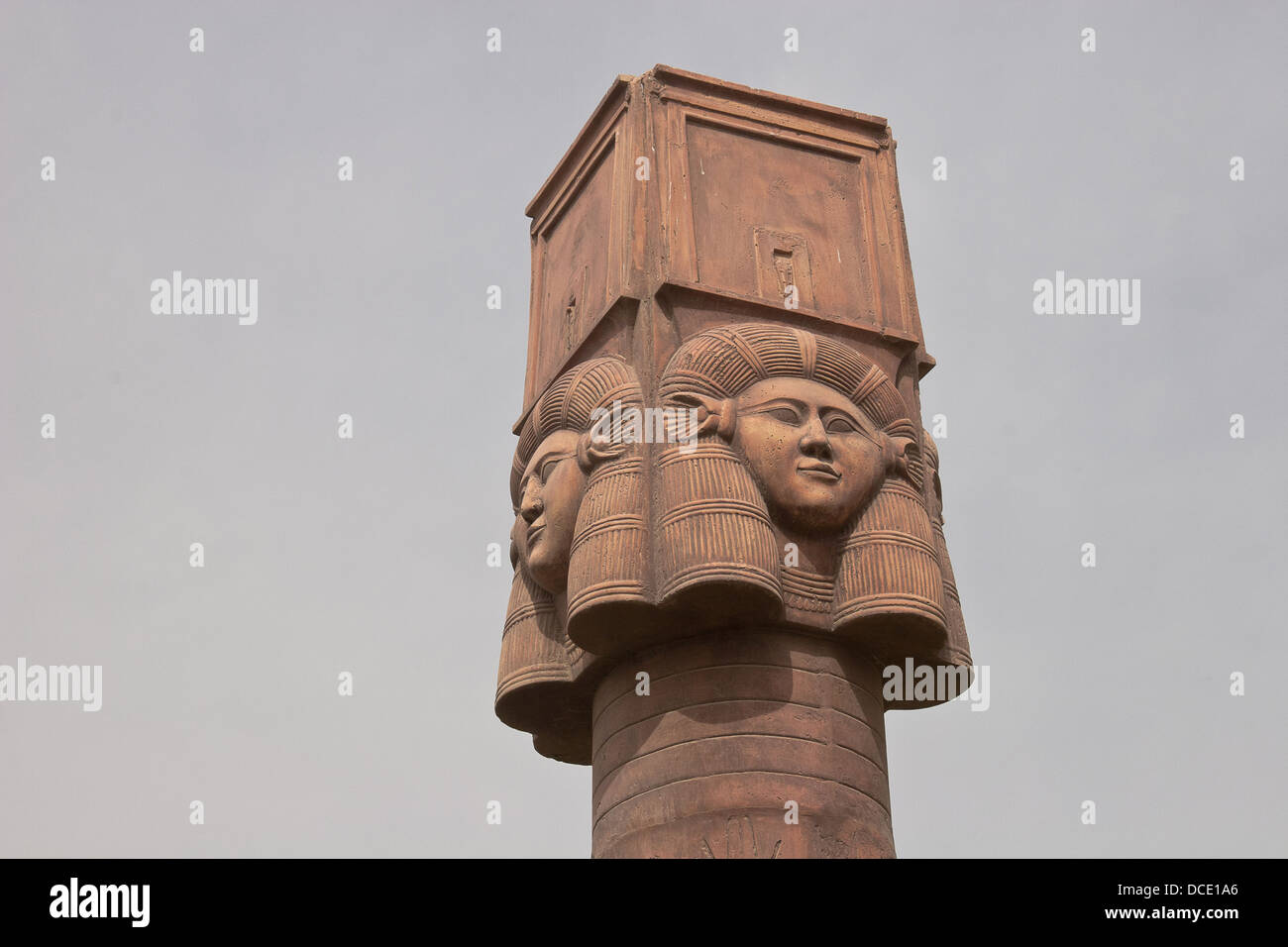 Antiche colonne di pietra con Egitto simboli sulla parte superiore Foto Stock