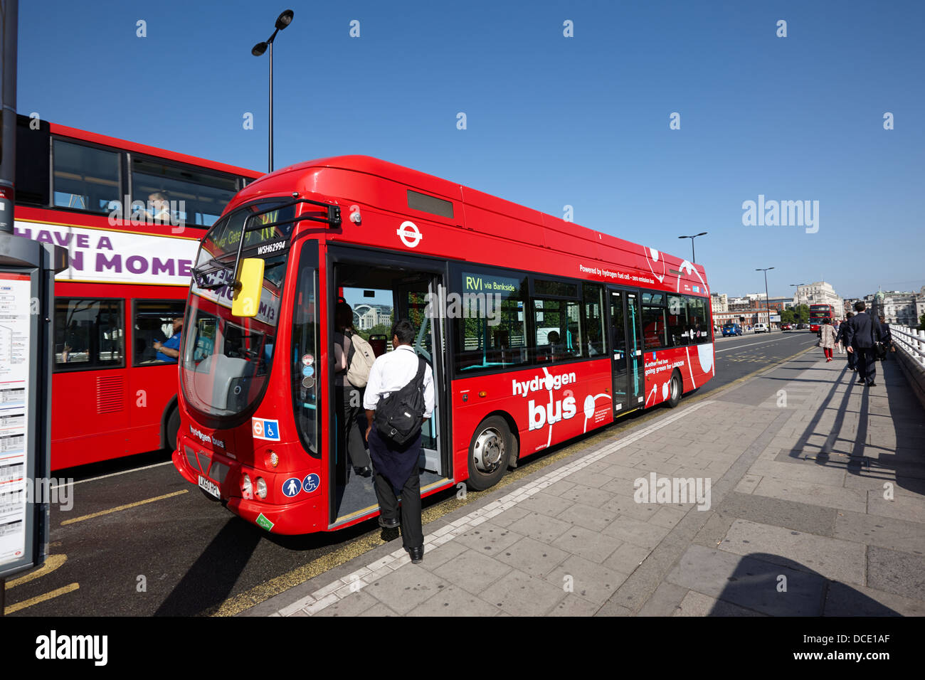 Alimentato a idrogeno bus su rv1 rotta waterloo bridge mattina Londra Inghilterra REGNO UNITO Foto Stock