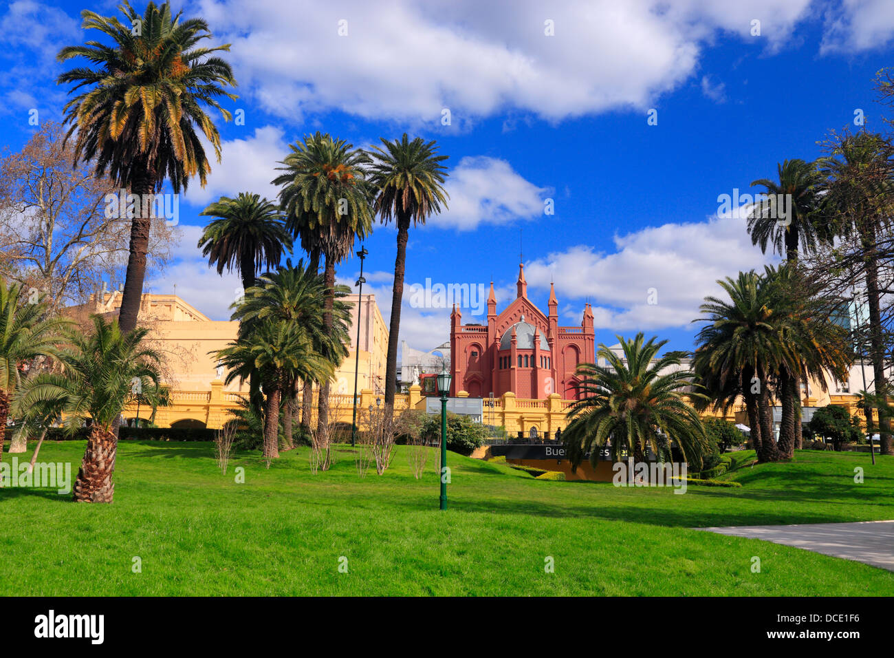 Recoleta centro culturale con erba e palme, Buenos Aires, Argentina Foto Stock