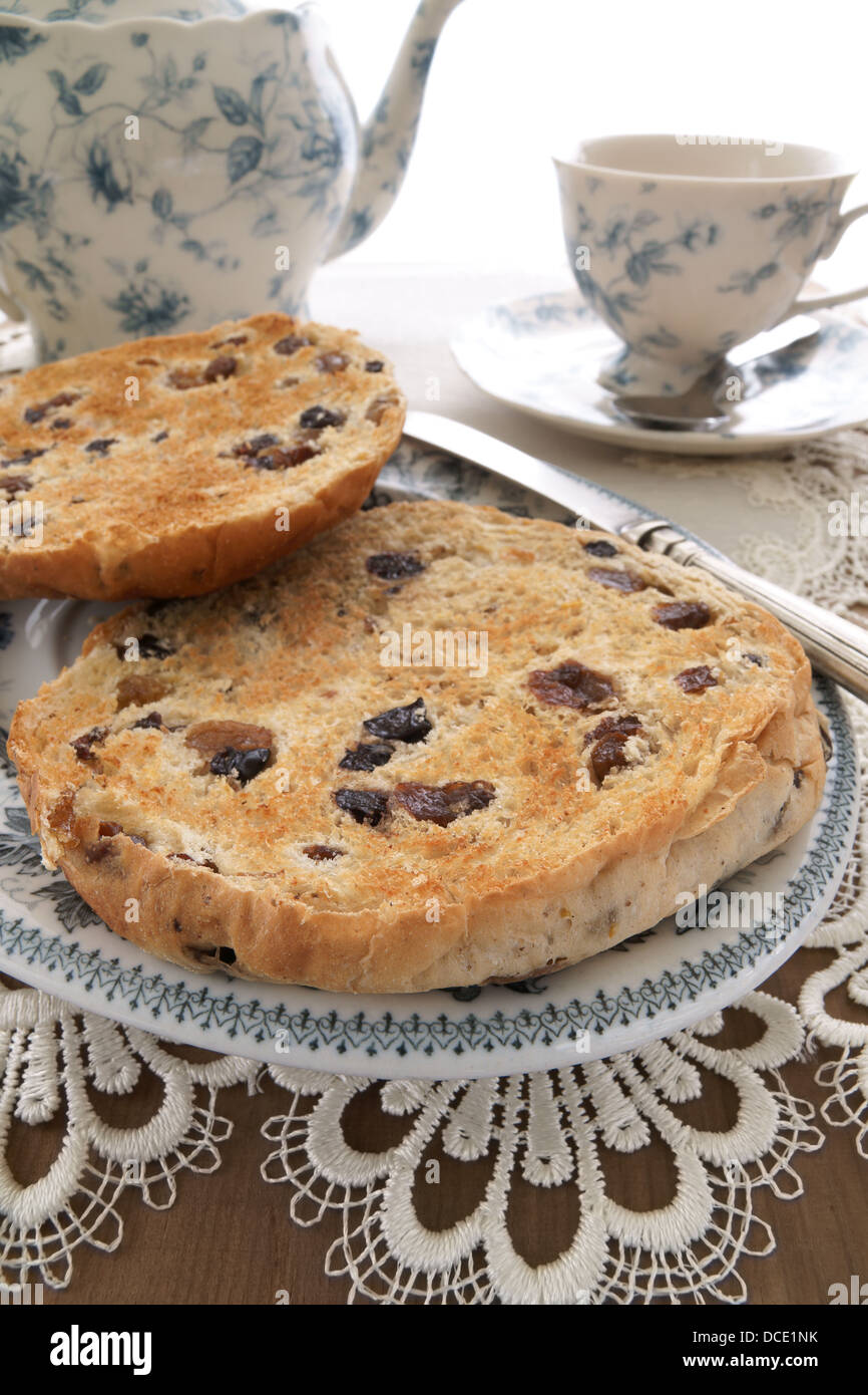 Teacakes tostato tradizionale torta britannico di uva passa, l'uva sultanina e spezie in un panino. Spesso mangiati come snack con il tè del pomeriggio. Foto Stock