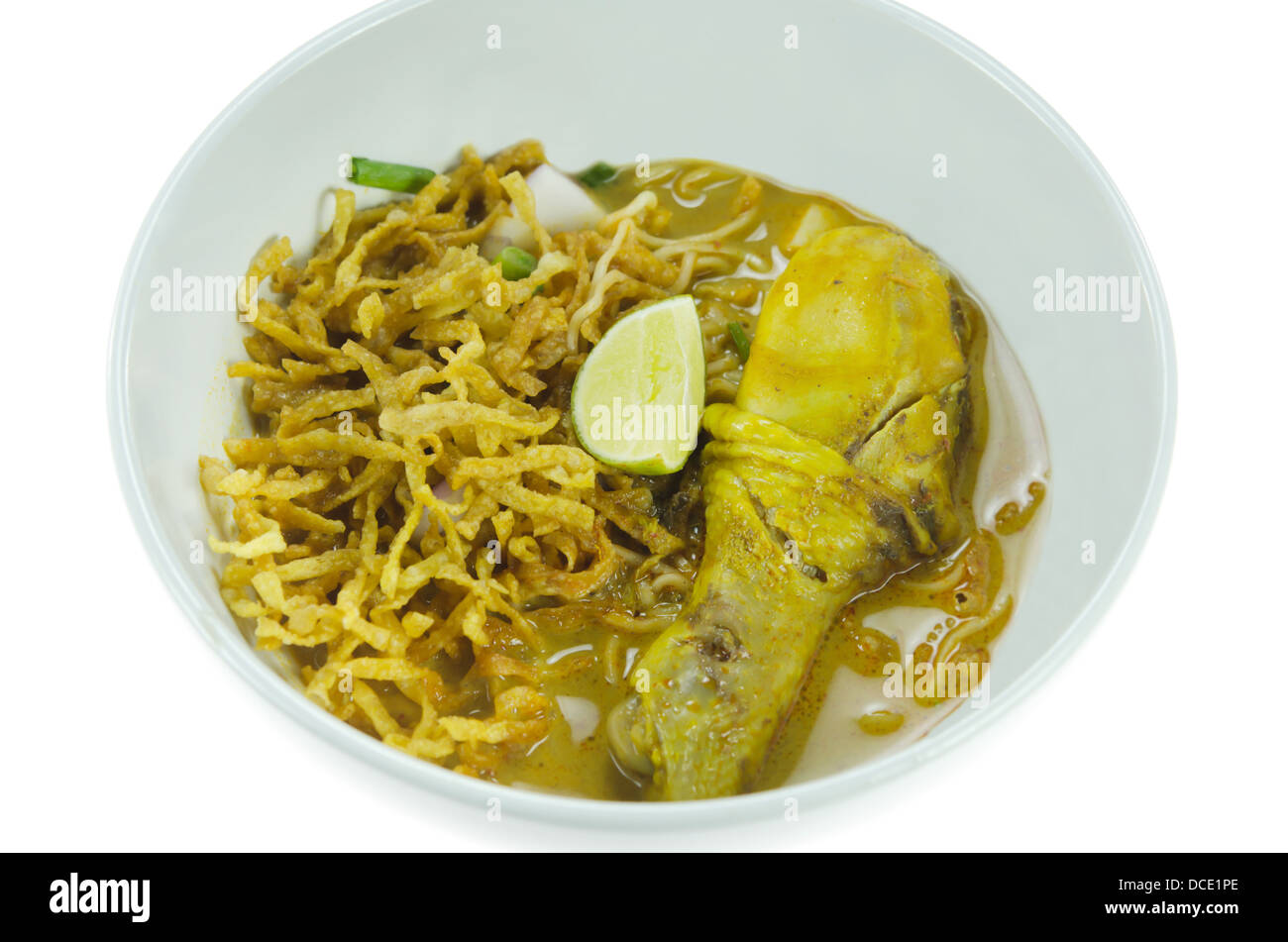 Noodle piatto in un giallo curry con pollo. Khao Soy una famosa cucina della Tailandia del Nord. Foto Stock