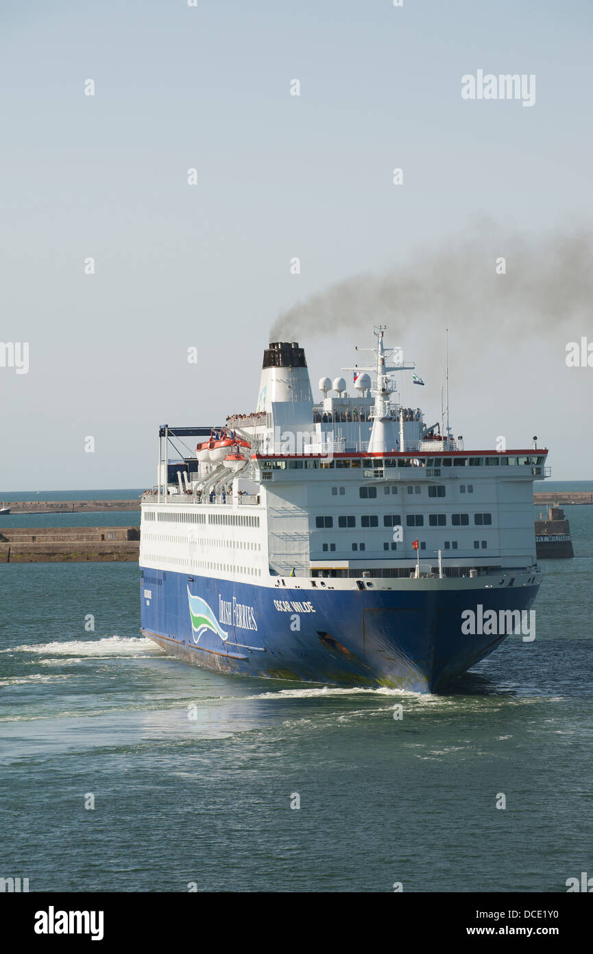 Oscar Wilde ferry utilizzando bow booster per manovrare fuori di Cherbourg Francia Nave appartenente all'Irish Ferries flotta Foto Stock