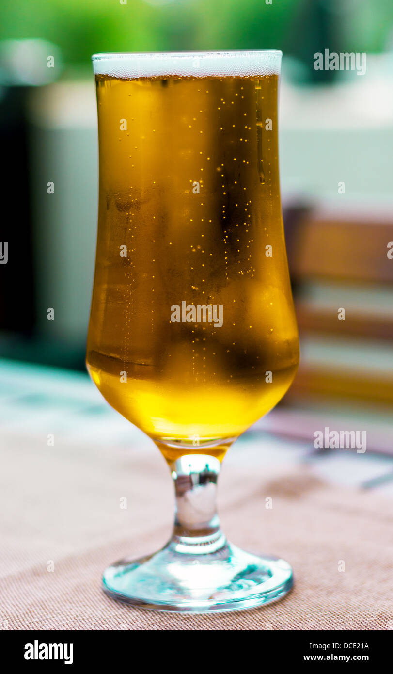 Bicchiere di birra appena spillata su un tavolo in un ristorante esterno Foto Stock