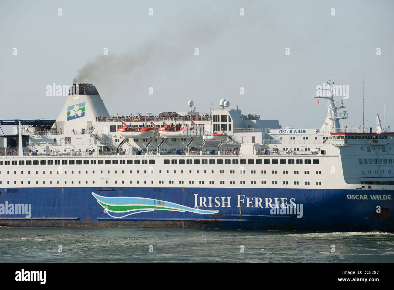 Oscar Wilde ferry utilizzando bow booster per manovrare fuori di Cherbourg Francia Nave appartenente all'Irish Ferries flotta Foto Stock