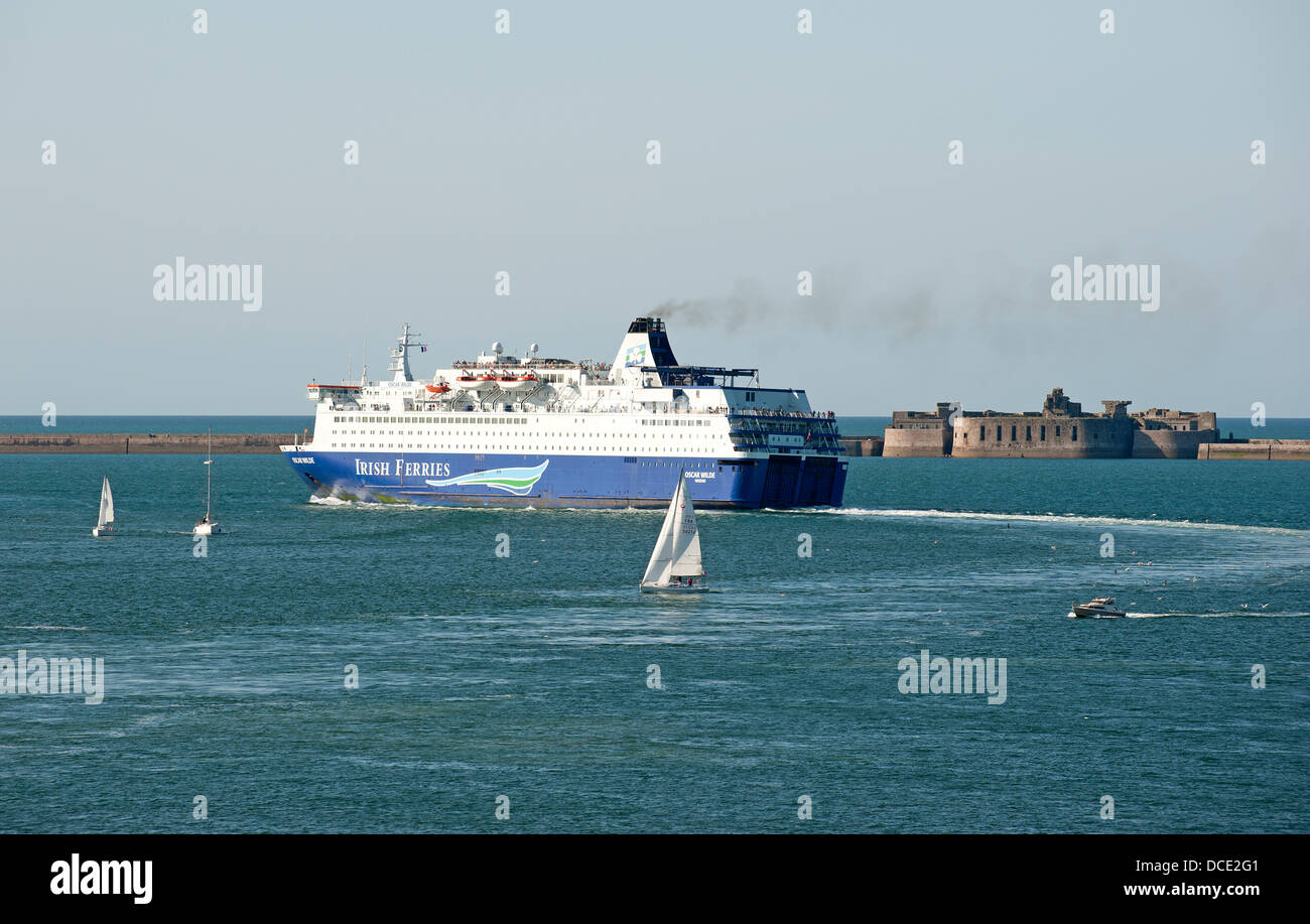 Oscar Wilde traghetto della Irish Ferries flotta in partenza Porto di Cherbourg Normandia Francia Foto Stock