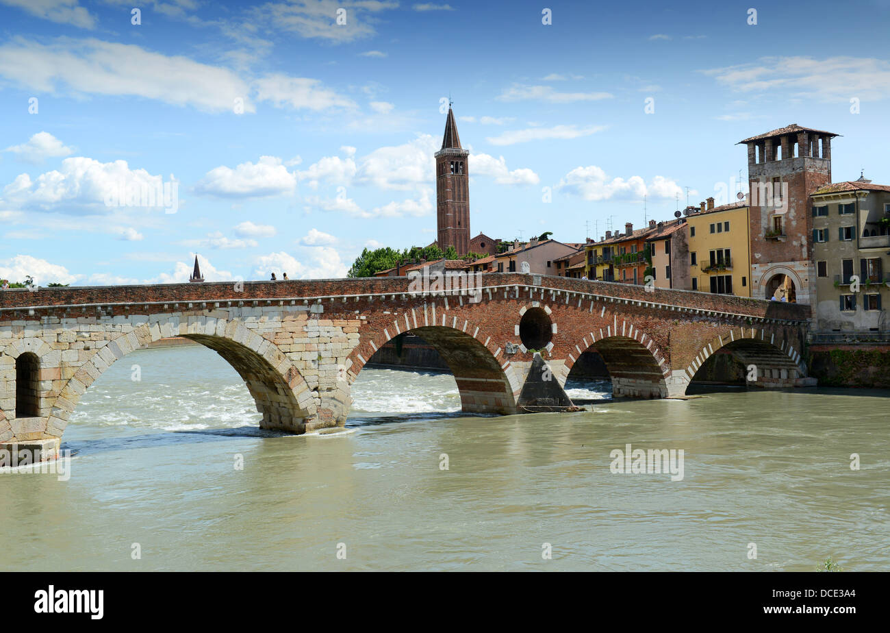 Verona Italia Pietra Ponte sul Fiume Adige Foto Stock