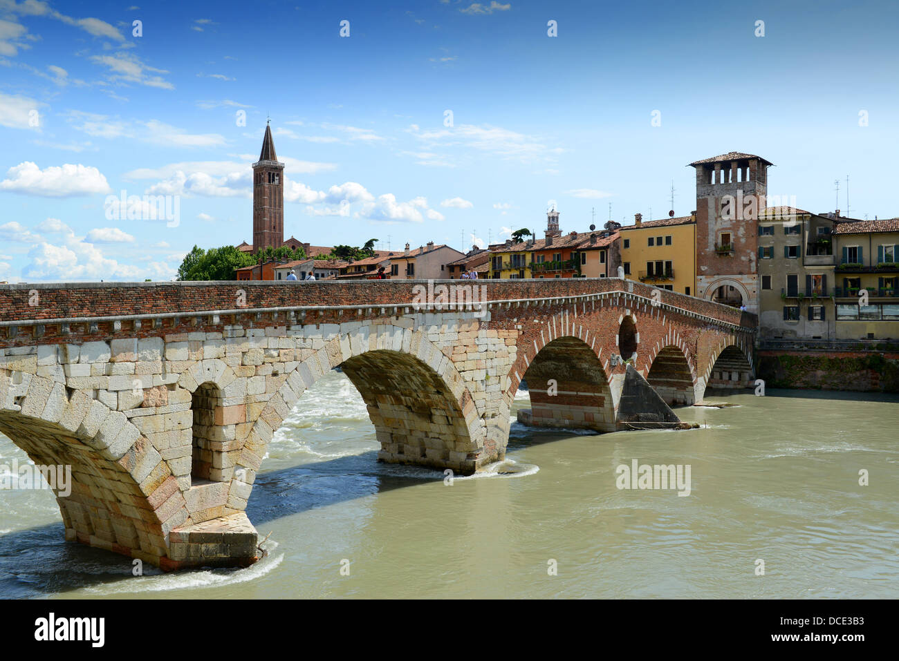 Verona Italia Pietra Ponte sul Fiume Adige Foto Stock