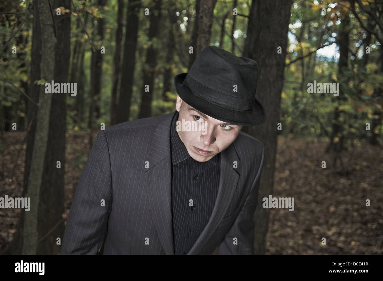 Misterioso giovane uomo in una fedora in un parco; Hartford Connecticut USA Foto Stock