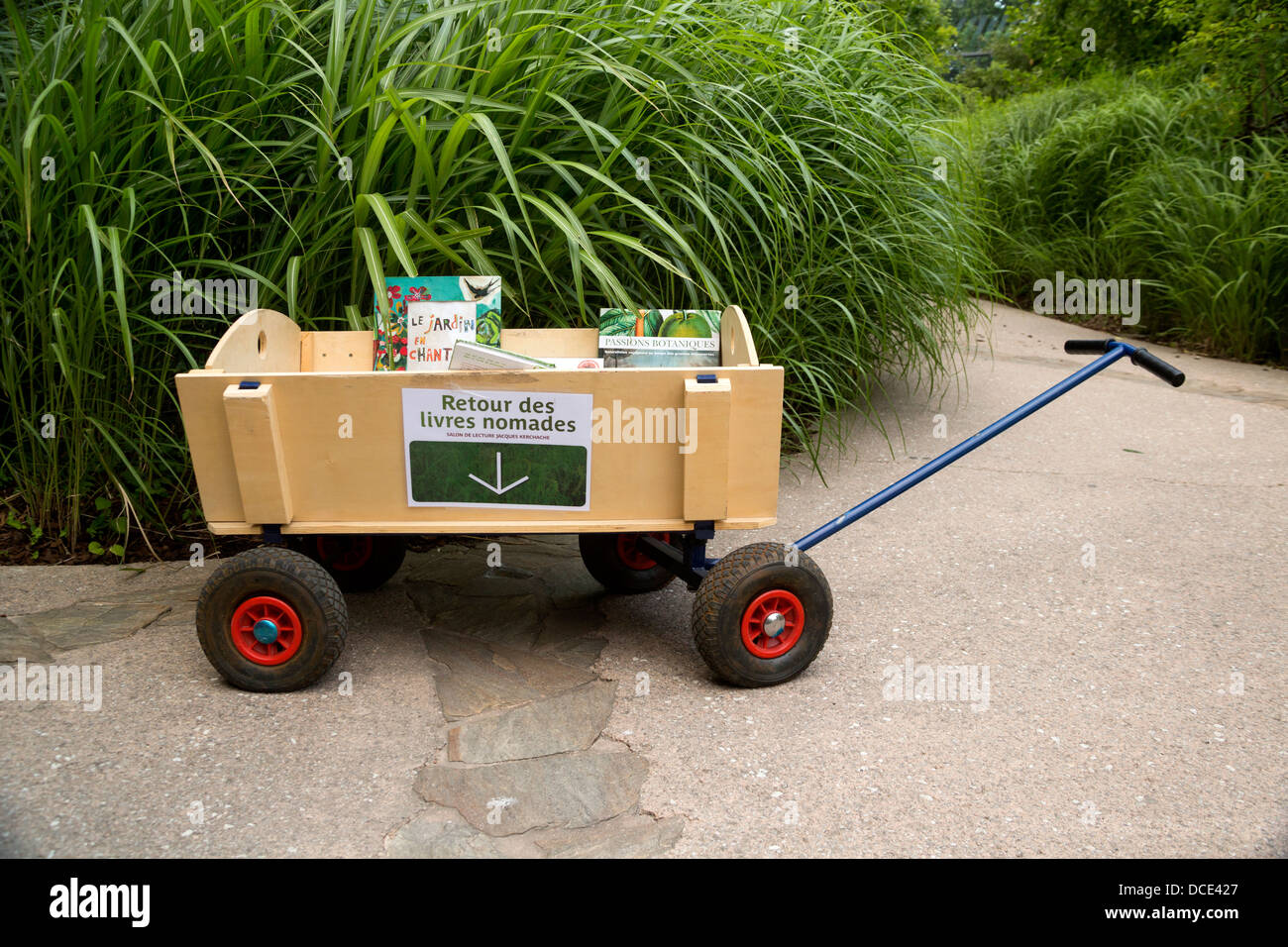 Un carrello di legno per bambini biblioteca libri in Parigi Francia Foto Stock
