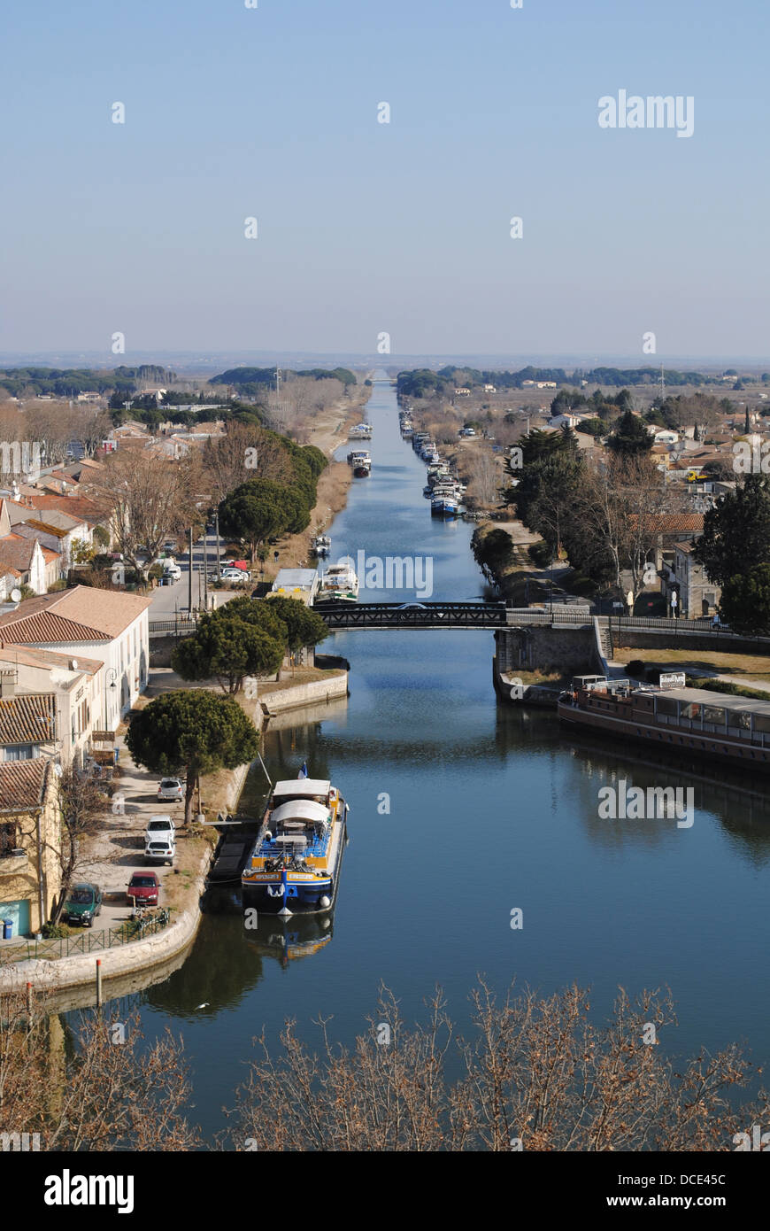 Il canale del fiume vista dalla cima della città murata del Languedoc Foto Stock