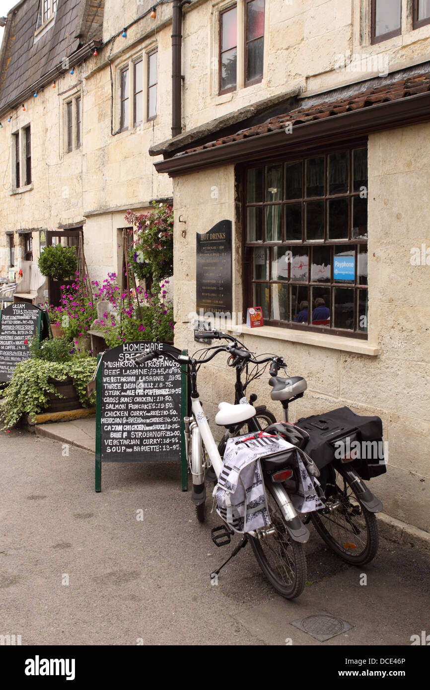 Le biciclette al di fuori della croce le pistole di pub in pub Avoncliff vicino a Bradford On Avon Regno Unito con il cibo della scheda del menu Foto Stock