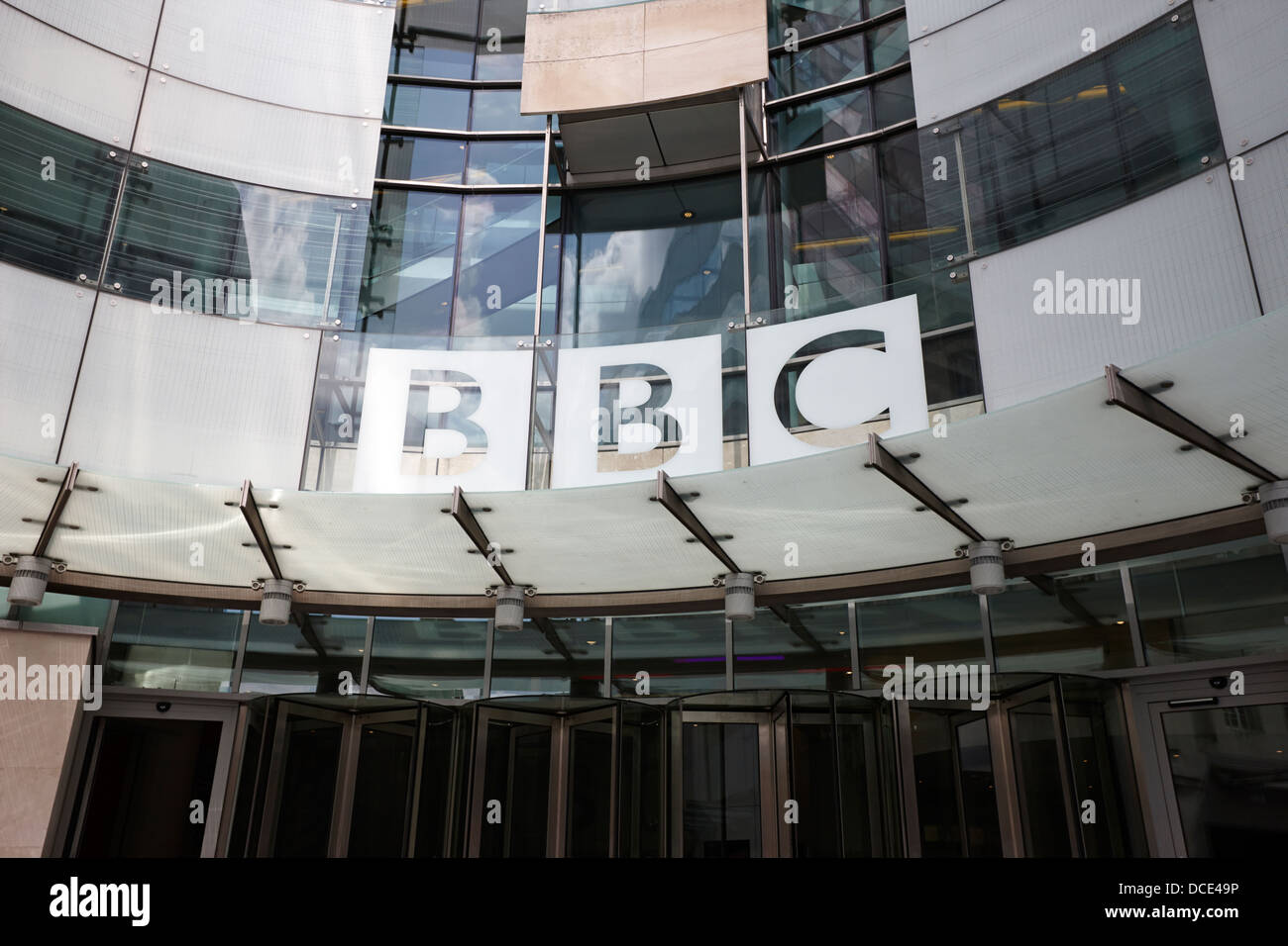 Nuovo ingresso alla BBC Broadcasting House Londra Inghilterra REGNO UNITO Foto Stock