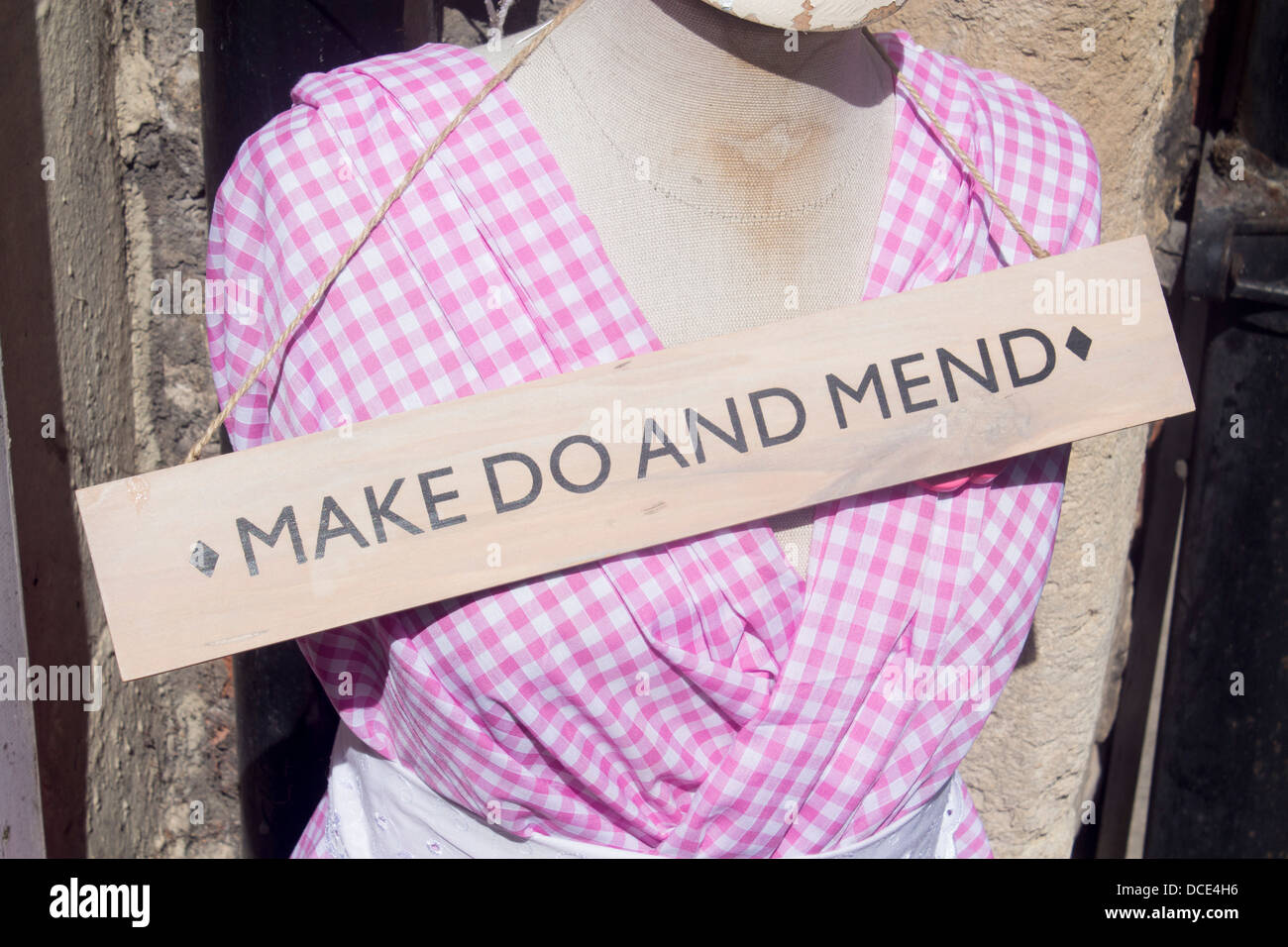 'Make fare e mend' segno sul manichino esterno retrò vintage shop Foto Stock