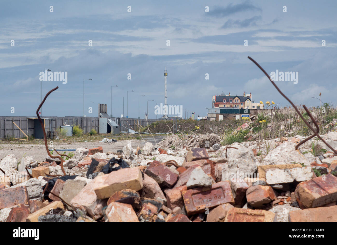 Rhyl demolita la costruzione e la massa dei rifiuti sul lungomare con landmark Skytower sullo sfondo Rhyl Denbighshire North Wales UK Foto Stock