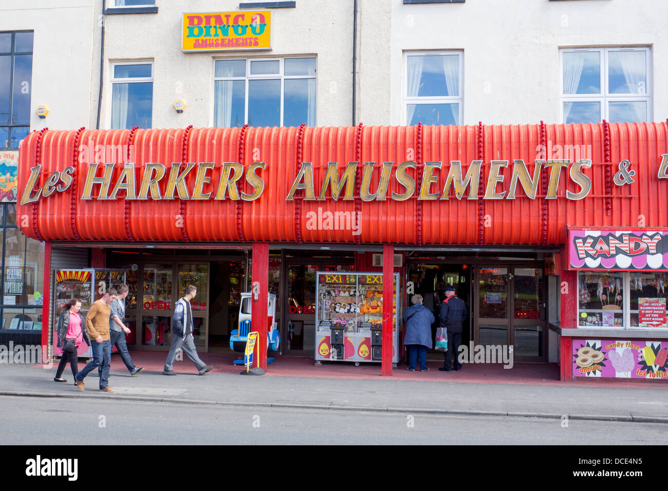 Rhyl gente camminare passato Les Harkers sala giochi sul lungomare Rhyl Denbighshire North Wales UK Foto Stock