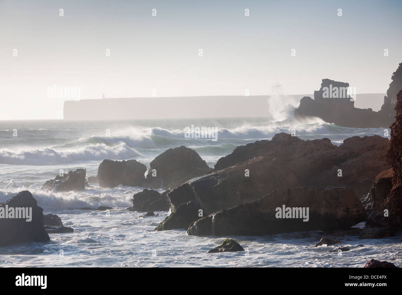 Praia do Tonel vista dalla spiaggia attraverso tempestoso mare mosso Oceano Atlantico a Cape St Vincent Sagres Costa Vicentina Algarve Portogallo Foto Stock
