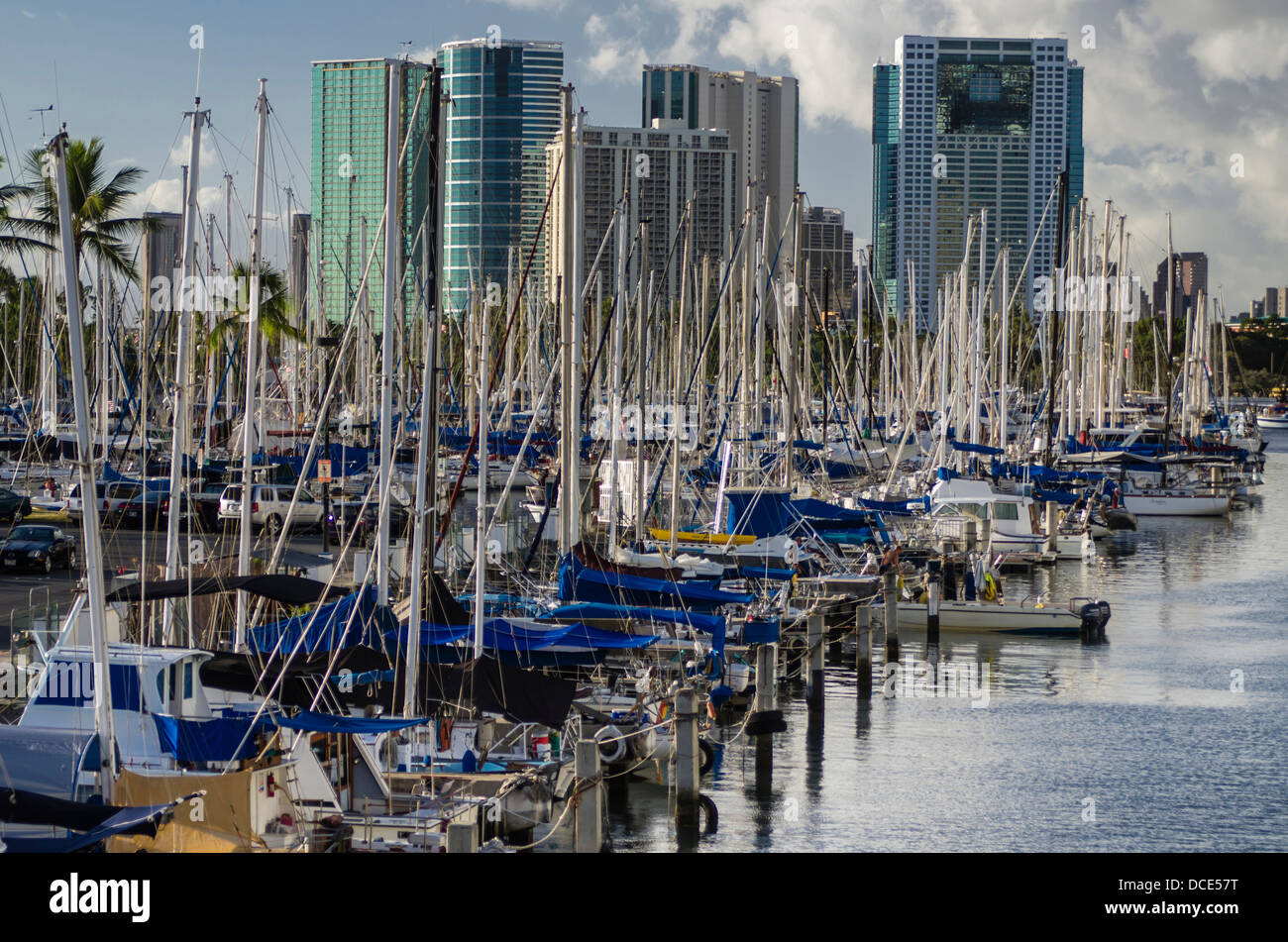 Stati Uniti d'America, Hawaii, Oahu, Honolulu. Barche a vela ormeggiata in Ala Wai porto sotto il centro cittadino di Honolulu cityscape. Foto Stock