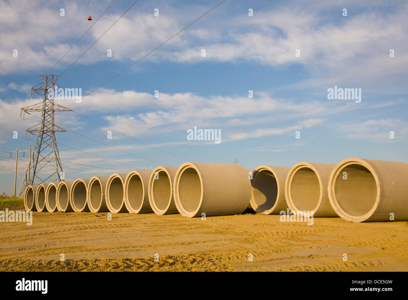 Fila di tubi di cucitore pronto per essere installato in autostrada Foto Stock
