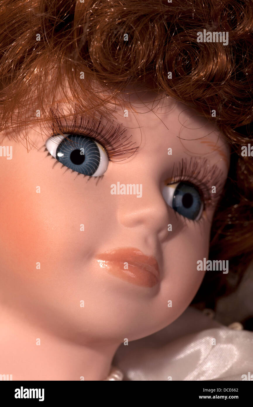Faccia della bella bambola con occhi blu e capelli rossi Foto Stock