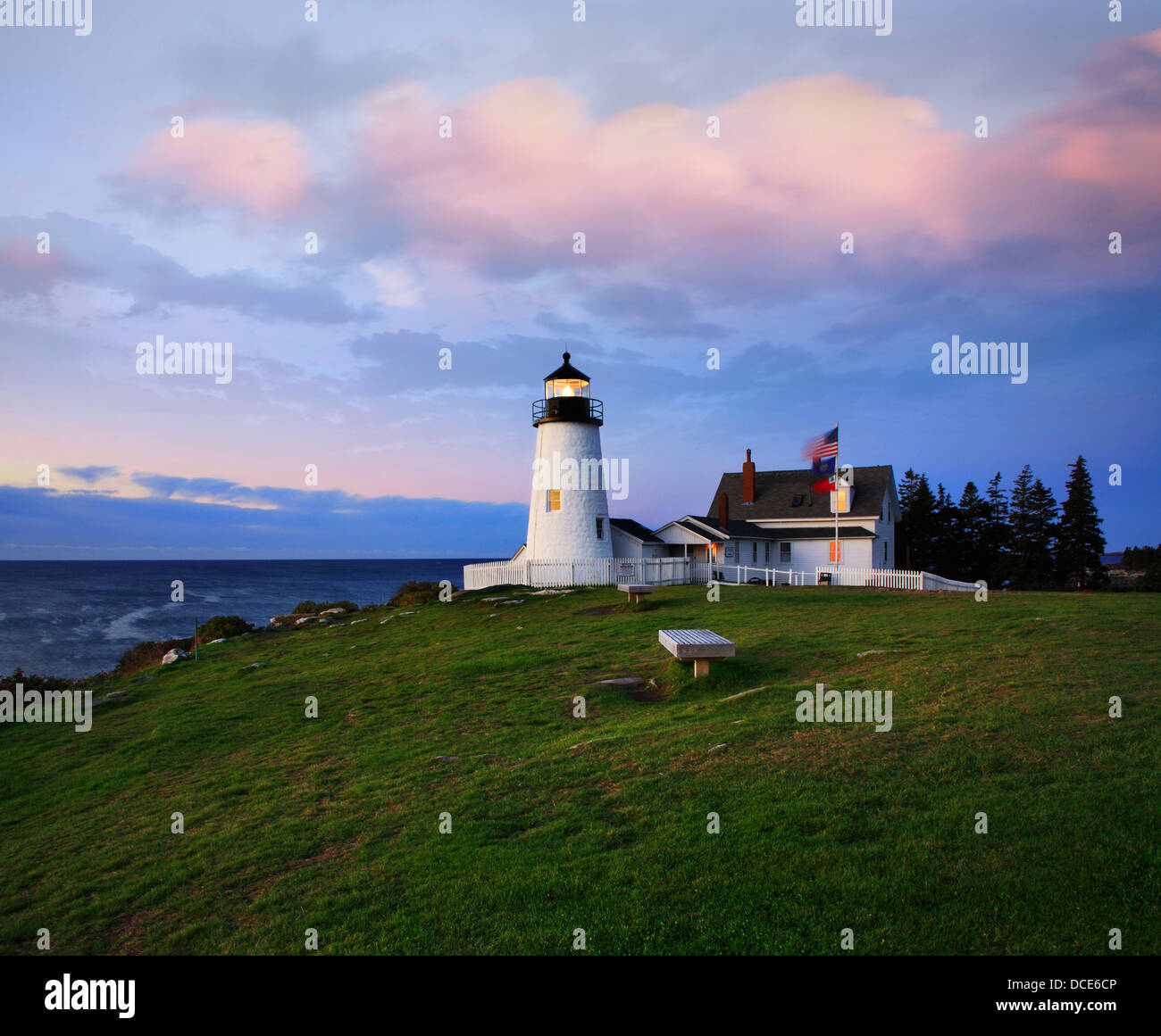 Il classico Pemaquid Point Lighthouse Holding veglia nella Pre luce all'alba di un nuovo giorno di Inghilterra, Bristol Maine, Stati Uniti d'America Foto Stock