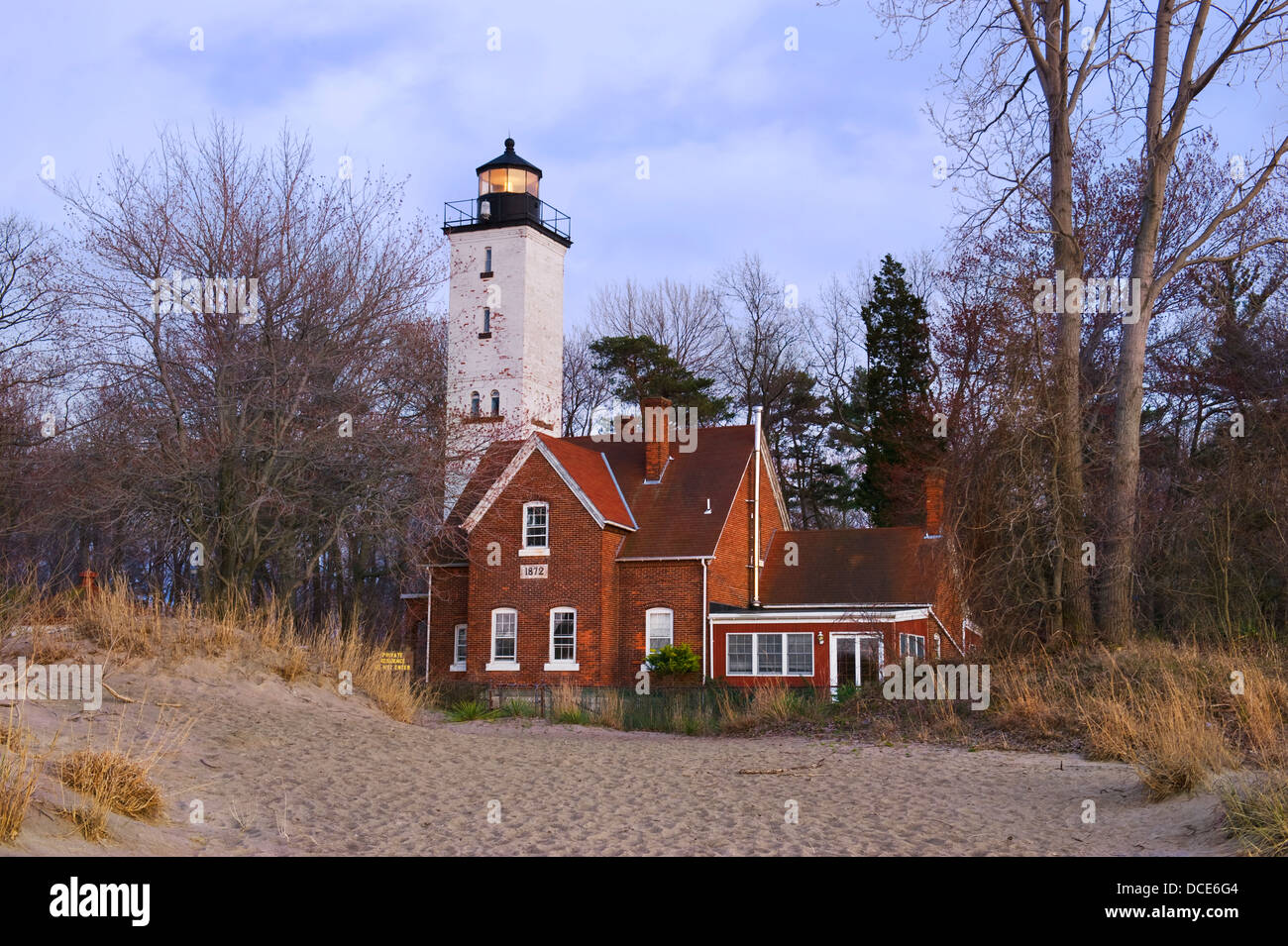 Il Presque Isle Lighthouse al tramonto su un arida tarda sera d'inverno, Erie in Pennsylvania, STATI UNITI D'AMERICA Foto Stock