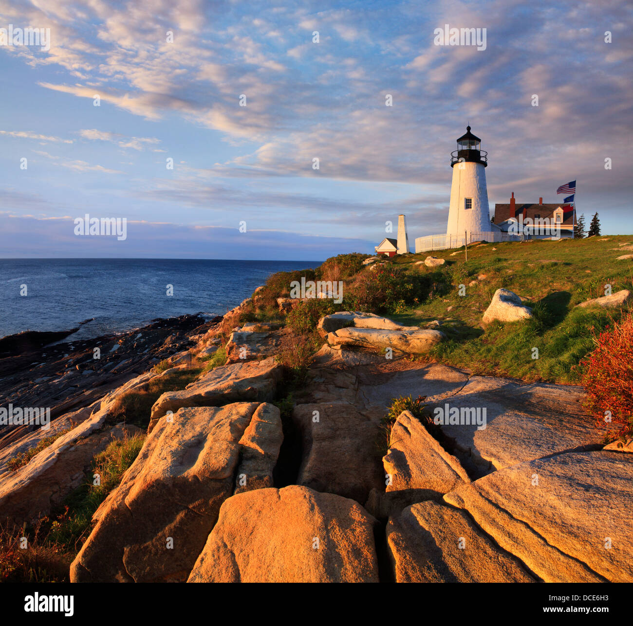 Il classico Pemaquid Point Lighthouse affacciato sull'Oceano Atlantico su una bella Nuova Inghilterra mattina, Bristol Maine, Stati Uniti d'America Foto Stock