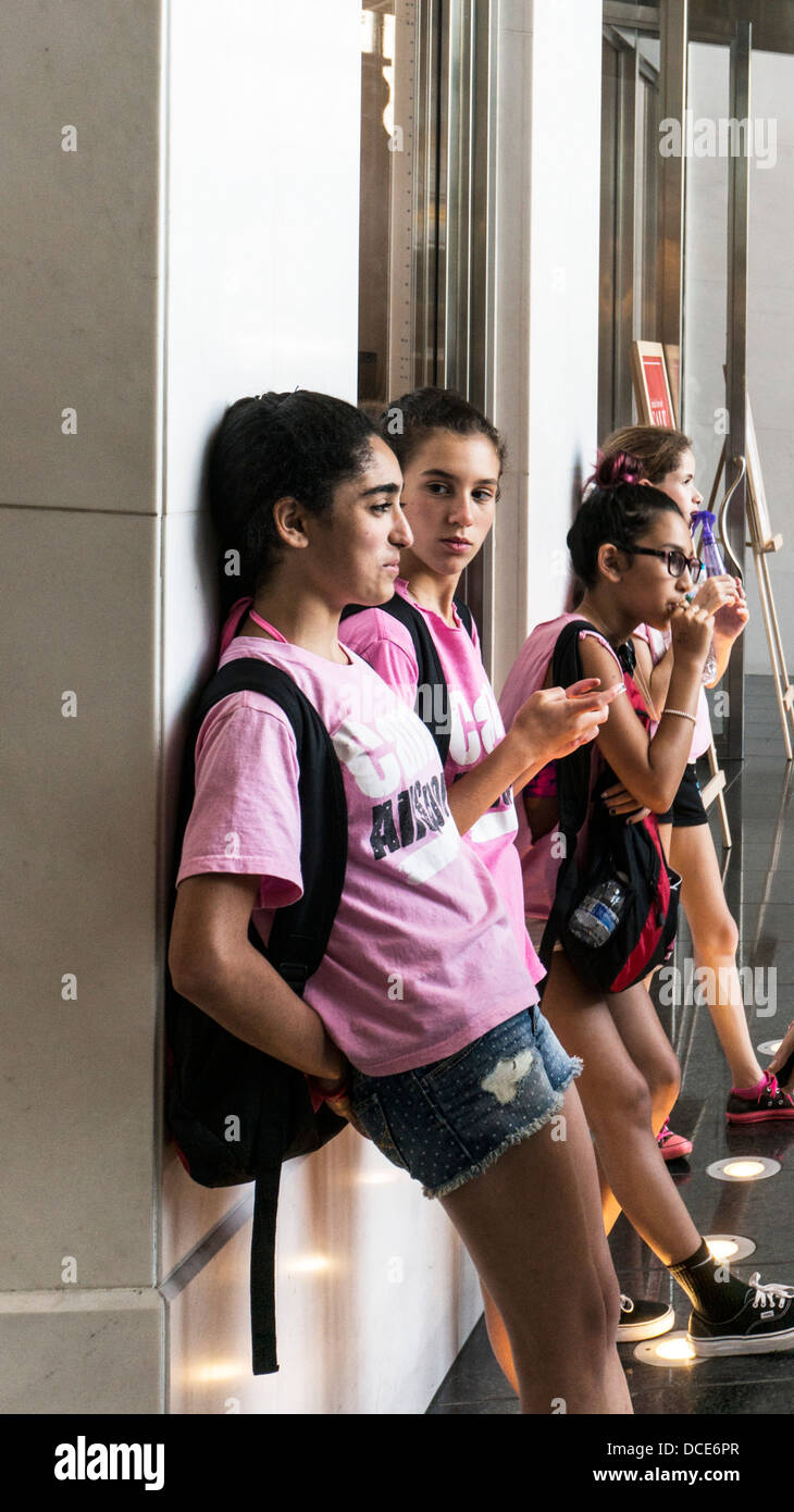 4 affluente Jewish teen ragazze su un giorno camp escursione urbana prendere una pausa dallo shopping e per esplorare Time Warner Center Manhattan Foto Stock