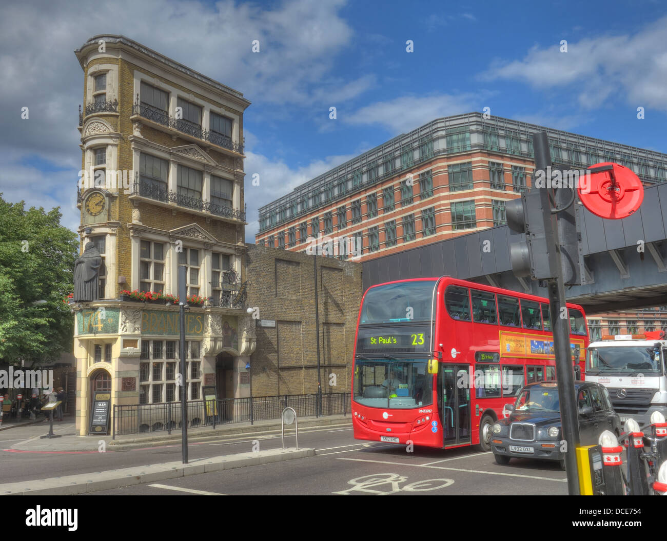Black Friar pub, svincolo Queen Victoria St, Blackfriars, Londra, Inghilterra UK EC4V 4E, con London Red bus 23 per St Pauls Foto Stock