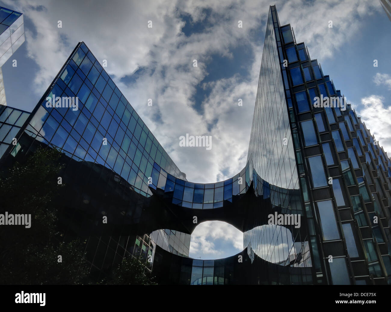 Altri 7 edifici per uffici in vetro London Place Riverside vicino al London Bridge e al City Hall con riflessi nuvolosi. Foto Stock