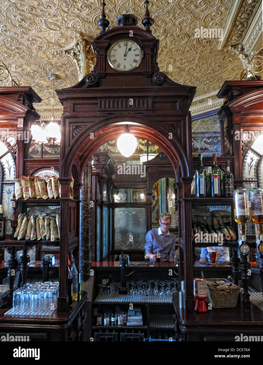 Bar in legno orologio Princess Louise Pub Holborn London City Inghilterra Foto Stock