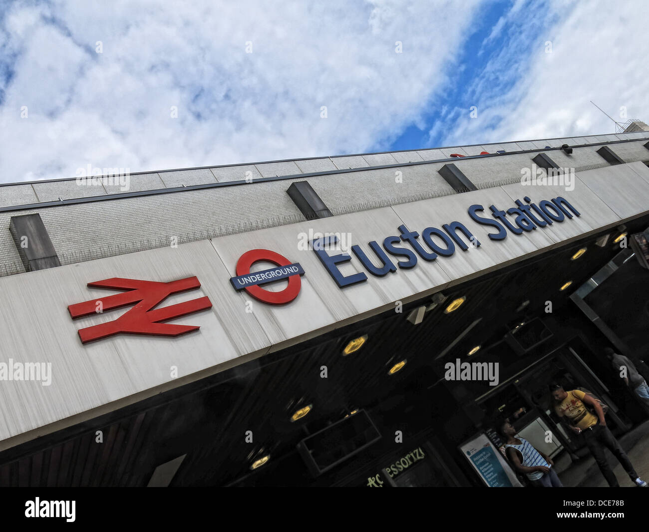 Ingresso principale concourse presso la stazione di Euston London Foto Stock