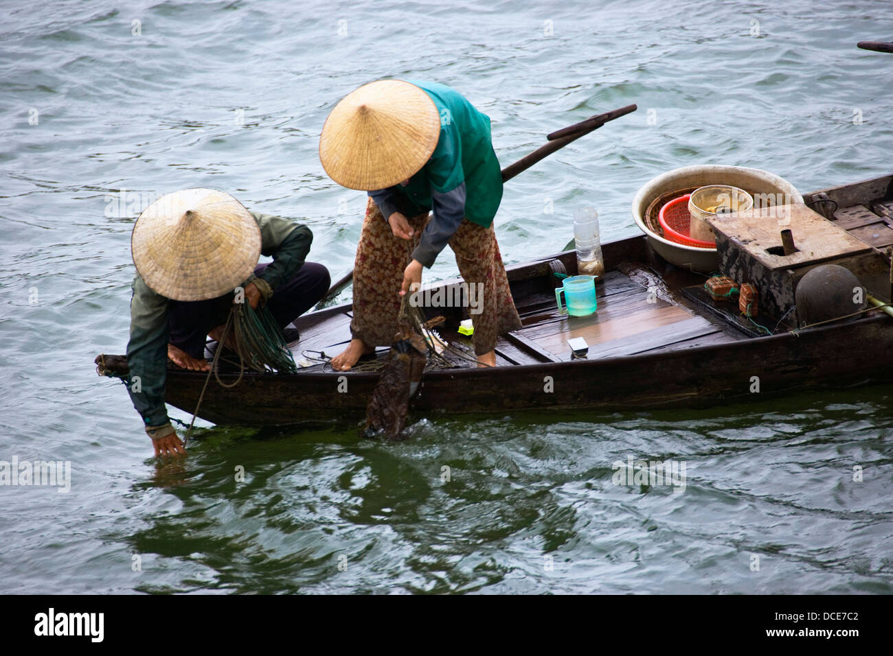 Le donne la pesca su una piccola barca in Vietnam; Hoi An,Vietnam Foto Stock