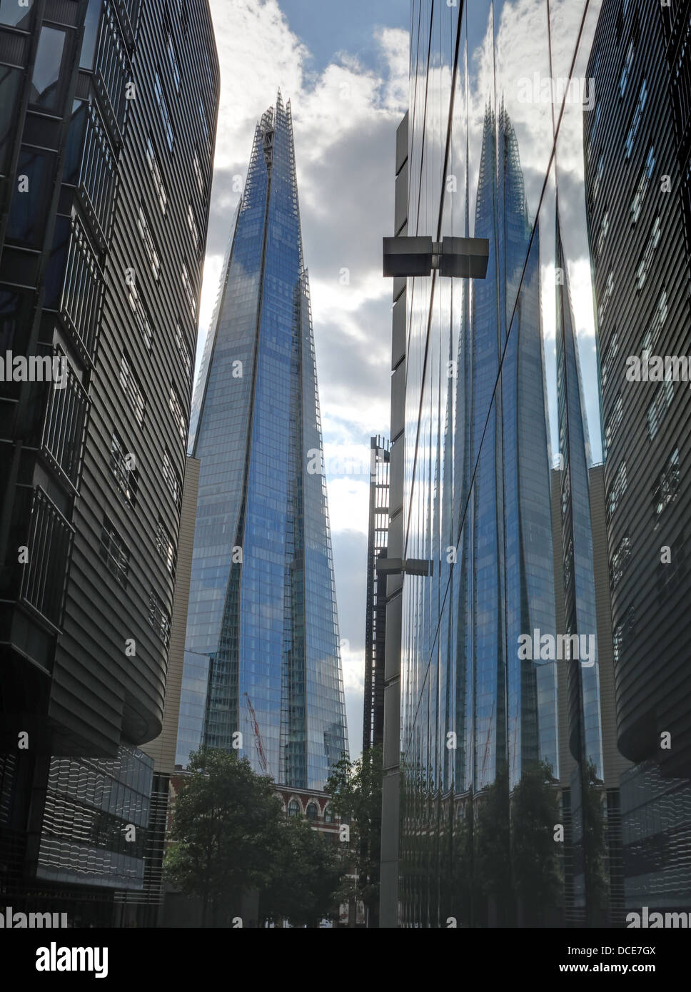 La Shard riflessa in 1 More London 2013 Foto Stock