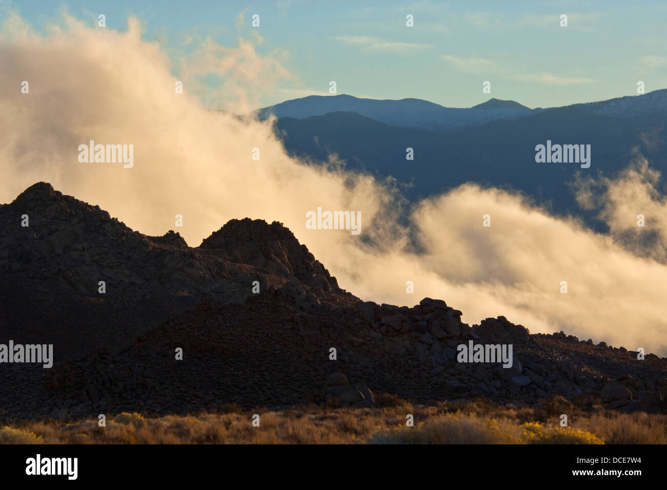 Il cloud che si innalzano al di fuori dell'Owens Valley a sunrise, Sierra orientale, California Foto Stock