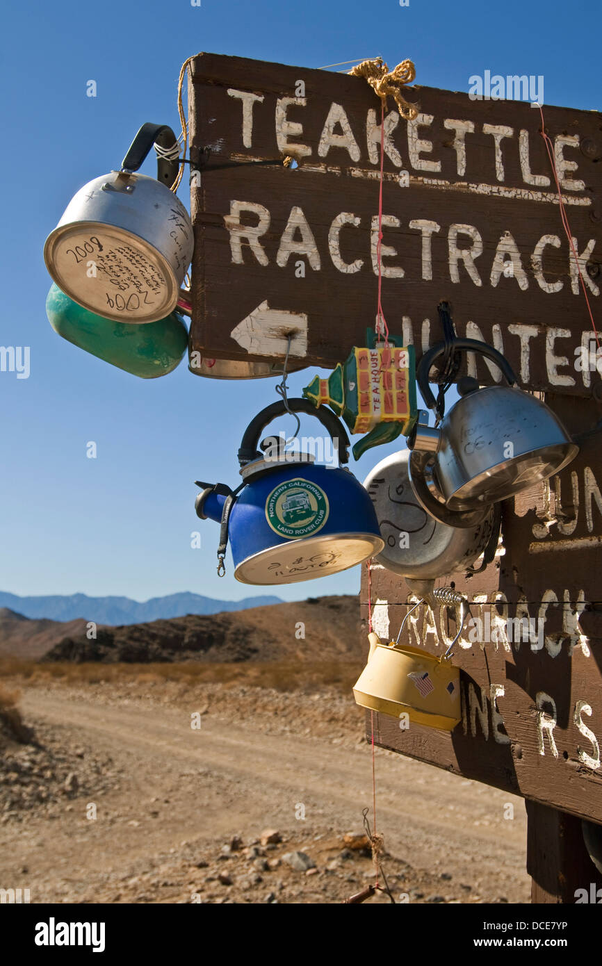 Giunzione Teakettle segno, sulla strada sterrata lungo il tragitto per la pista, Parco Nazionale della Valle della Morte, California Foto Stock