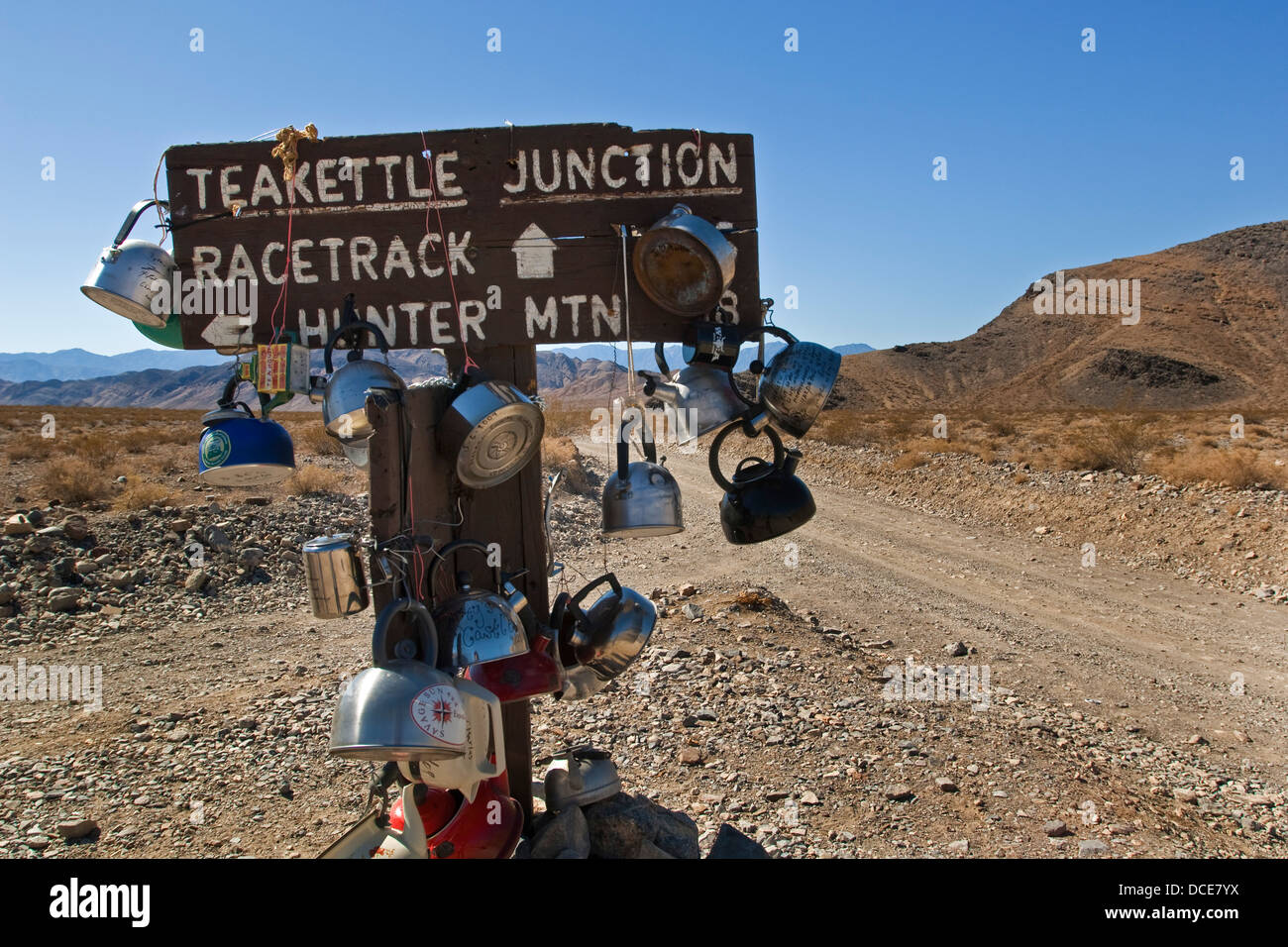 Giunzione Teakettle segno, sulla strada sterrata lungo il tragitto per la pista, Parco Nazionale della Valle della Morte, California Foto Stock