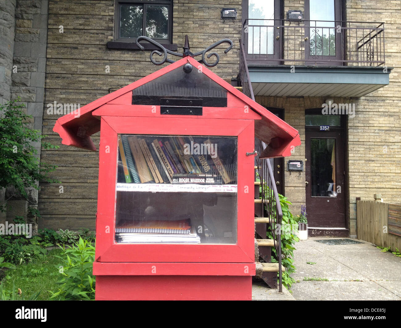 Piccola libreria gratuita - prendere un libro, portare un libro - incoraggia il tasso di alfabetizzazione e la lettura di- Nel Mile End Distretto di Montreal in Canada Foto Stock