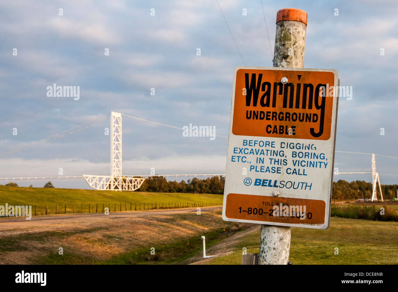 Stati Uniti d'America, Louisiana, Melville, Atchafalaya Basin, segno sul cavo per la conduttura di gas naturale che attraversa il fiume Atchafalaya. Foto Stock