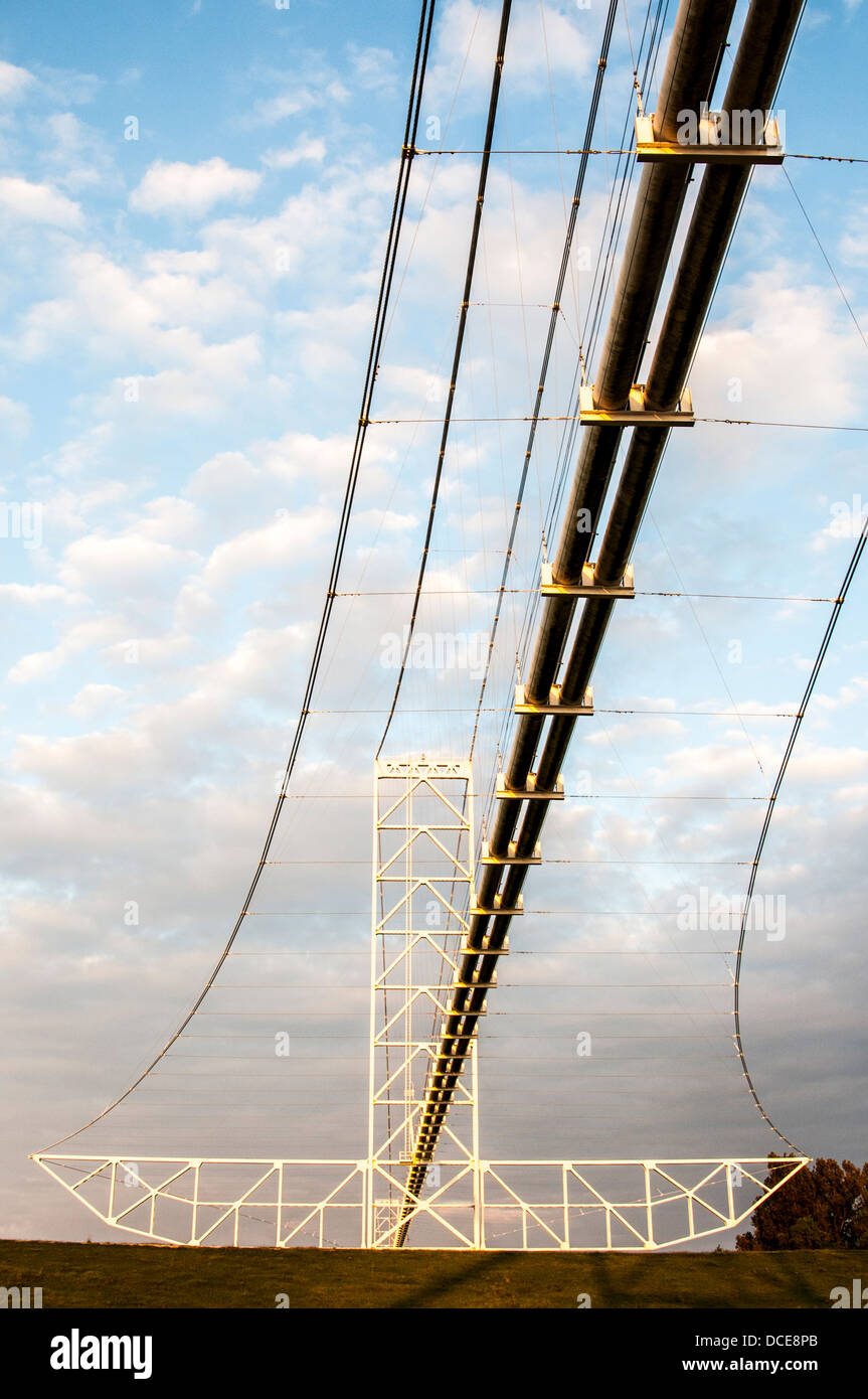 Stati Uniti d'America, Louisiana, Melville, Atchafalaya Basin, gasdotto che attraversa il fiume Atchafalaya, a nord della I-10. Foto Stock