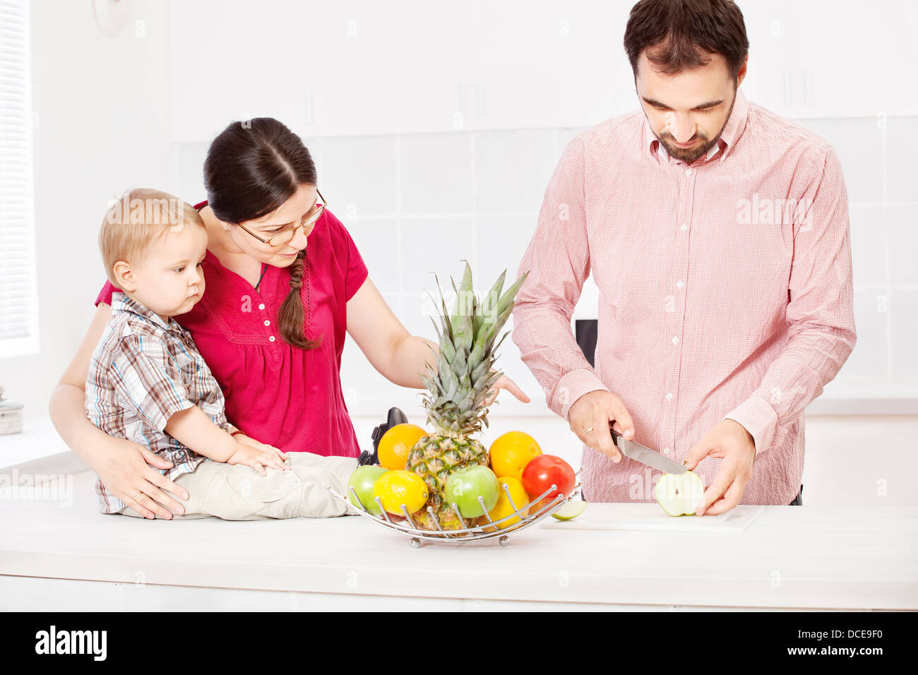 Il padre è la preparazione di frutta per il bambino in cucina Foto Stock