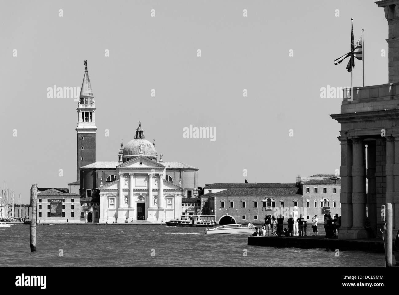 Una fotografia in bianco e nero con una vista verso San Giorgio Maggiore, Venezia, Italia Foto Stock