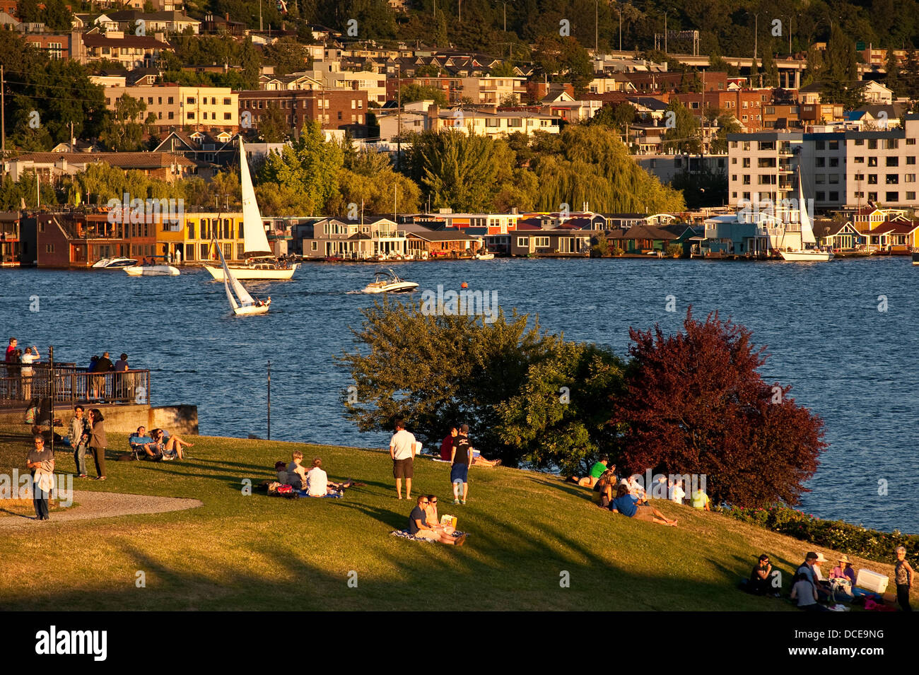 Immagine retrò di picnic al gas Works Park con famiglie e amici che guardano una gara in barca a vela sul lago Union Seattle Washington state Foto Stock