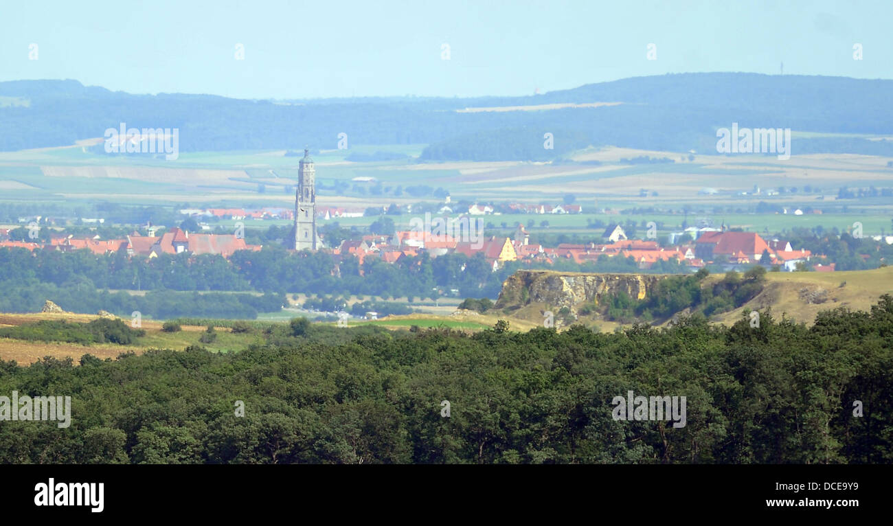 La città è raffigurato dietro un altopiano di Noerdlingen, Germania, 15 agosto 2013. I quasi 350 metri quadri di grande depressione, la Noerdlinger Ries è stata formata da una meteora milioni di anni fa. Foto: STEFAN PUCHNER Foto Stock