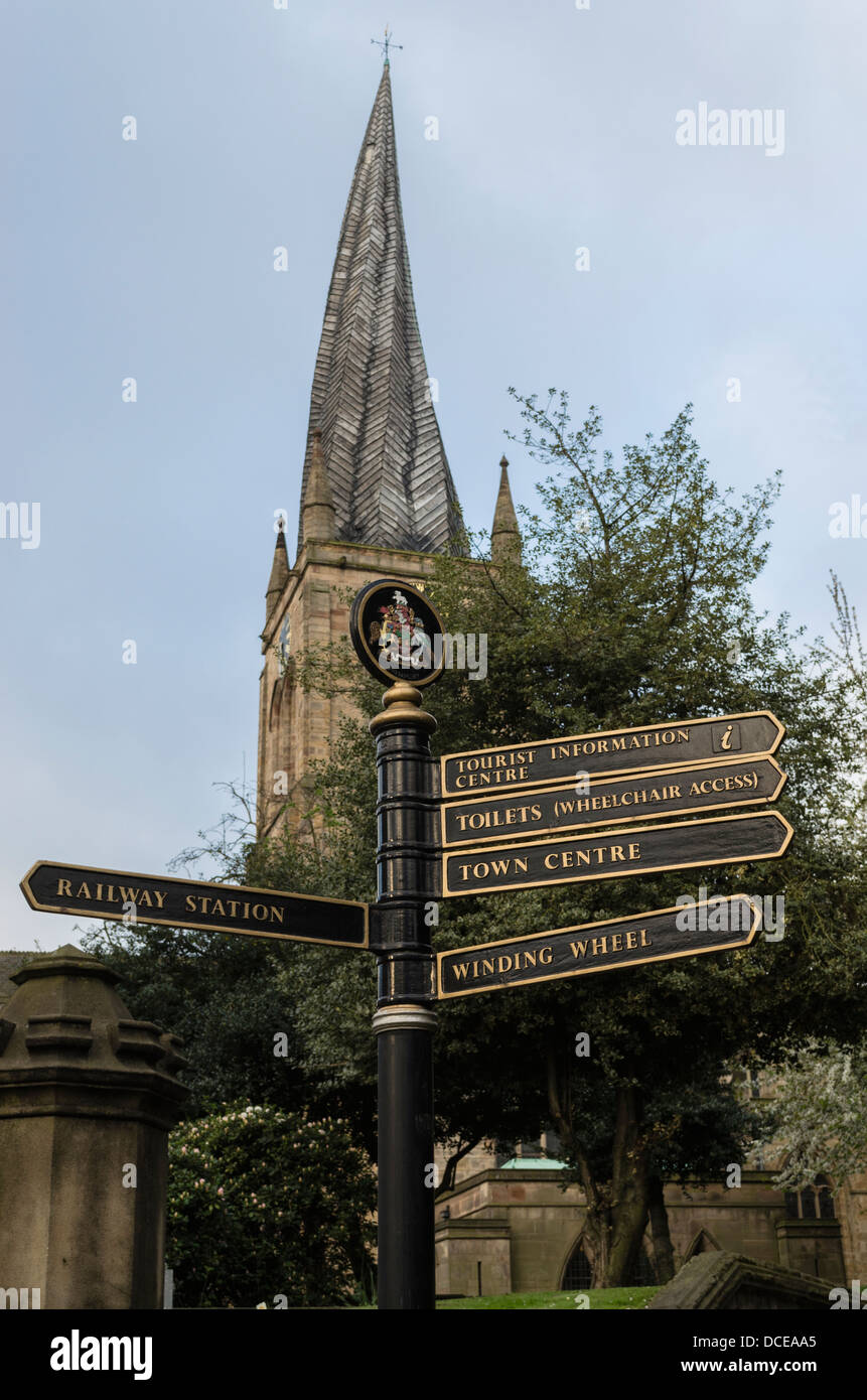 Segnaletica turistica nella parte anteriore del Chesterfield Chiesa Parrocchiale con la guglia ritorto visto da sotto Foto Stock